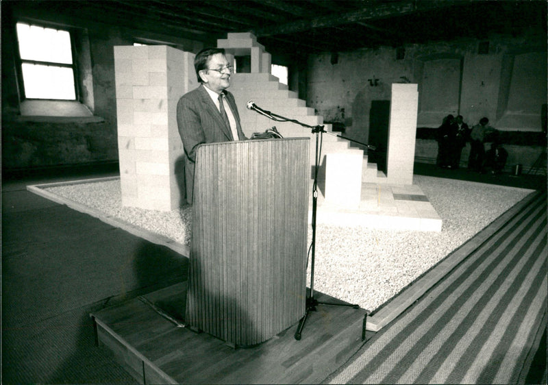 Prime Minister Olof Palme speaks at the inauguration of the Islam exhibition. In the background a model of a mosque - Vintage Photograph