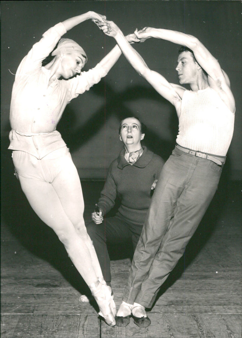 1961 DAGBLADETS KNOWN BIRGIT HER KLAVSEN MARIANNE AFTER BALLET OSI CULLBERGS - Vintage Photograph