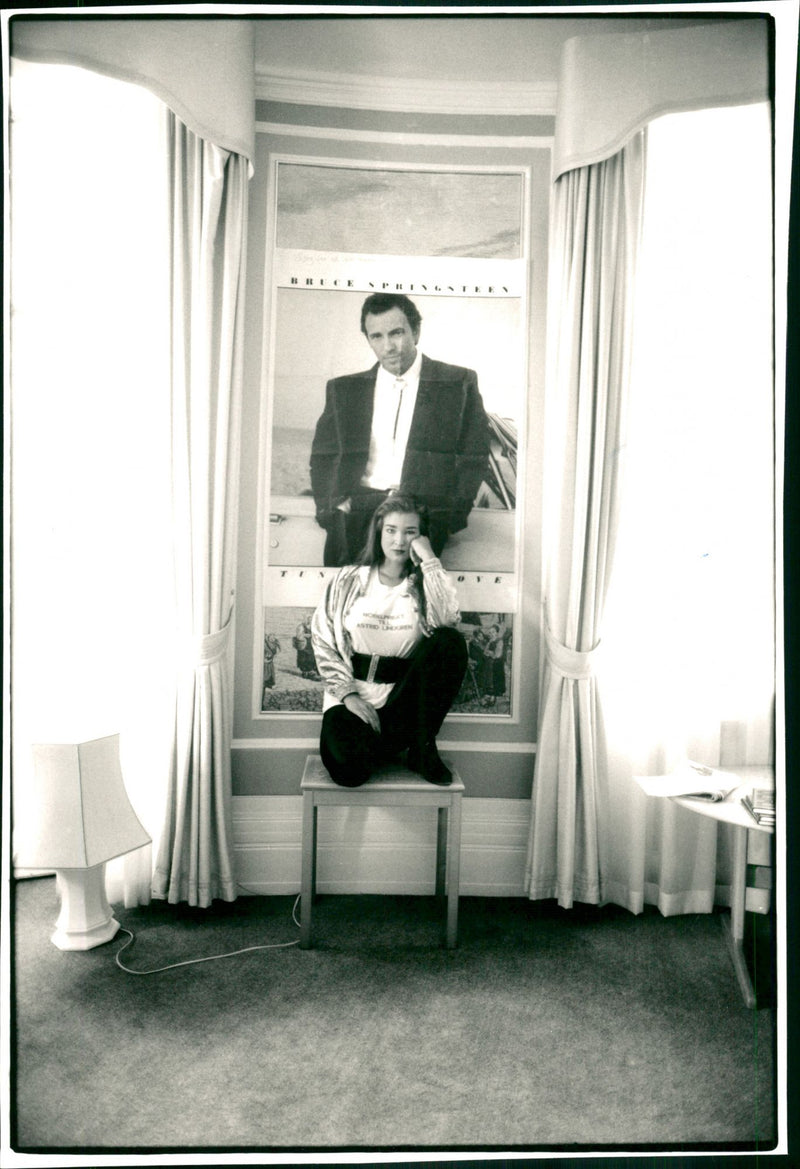 1990 JEPEJQHEGEYSUANS ISH SYNNOVE PHOTO WRITER SOE - Vintage Photograph