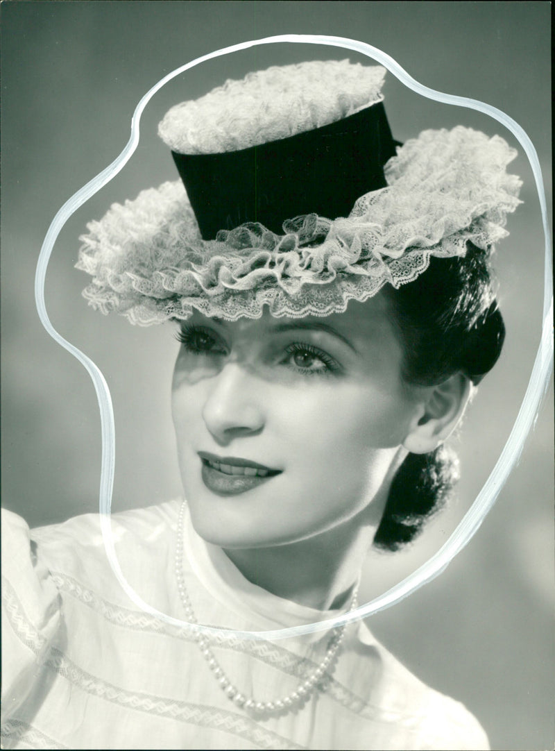 Women's fashion 1939, hat and headgear - Vintage Photograph
