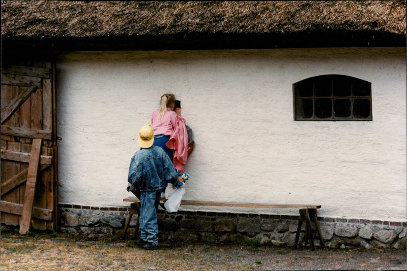 RUNAWAY GIRL PICS HUTCHISON SALLY MCGRATH SAFE HOME AFTER LEAVING BECAUSE - Vintage Photograph