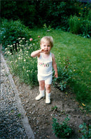 RUNAWAY GIRL PICS HUTCHISON SALLY MCGRATH SAFE HOME SWEDEN - Vintage Photograph