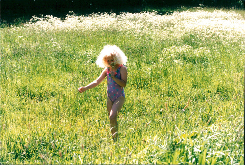 1995 RUNAWAY GIRL PICS HUTCHISON SALLY MCGRATH SWEDEN PRESS - Vintage Photograph