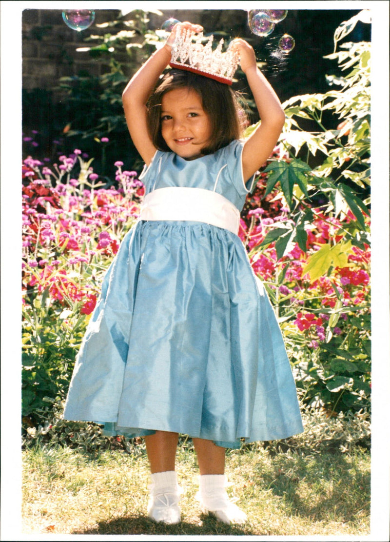 RUNAWAY GIRL PICS HUTCHISON SALLY MCGRATH SAFE HOME AFTER LEAV FASHION NAMED - Vintage Photograph