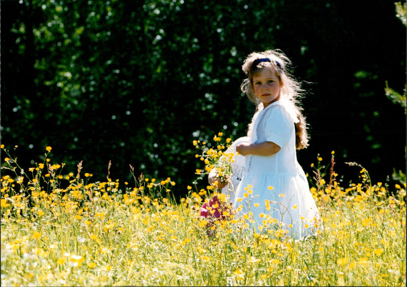 1994 RUNAWAY GIRL PICS HUTCHISON SALLY MCGRATH SAFE HOME AFTER PRESS - Vintage Photograph