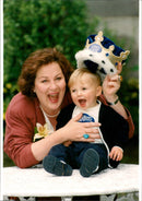 RUNAWAY GIRL PICS HUTCHISON SALLY MCGRATH SAFE HOME AFTER LEAVING BECA PRESS - Vintage Photograph