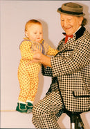 1996 RUNAWAY GIRL PICS HUTCHISON SALLY MCG KEYSTONE JOHN ARTIST - Vintage Photograph