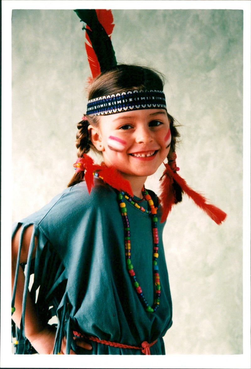 RUNAWAY GIRL PICS HUTCHISON SALLY MCGRATH SAFE HOME SWEDEN - Vintage Photograph