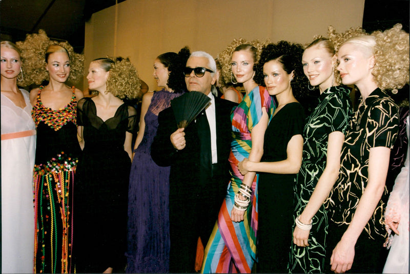 Karl Lagerfeld with his models after the ChloÃ© spring / summer 1997 show in Paris - Vintage Photograph