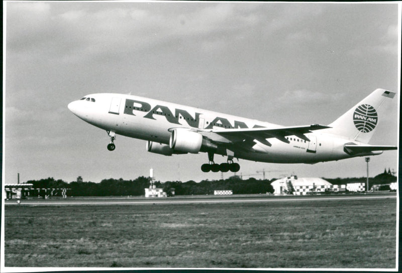 Pan Am airbus A 310-200 - Vintage Photograph