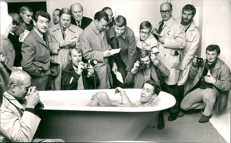Ove Kindvall, press conference in the bathtub. - Vintage Photograph