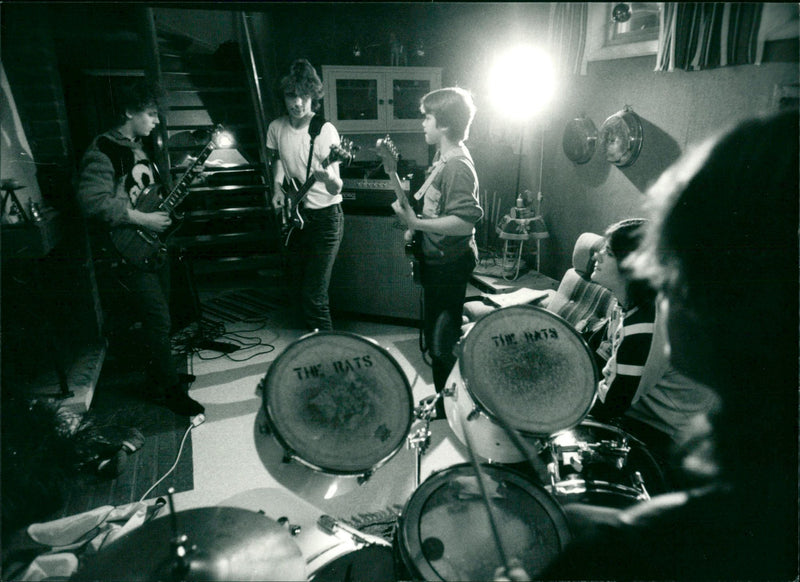 DAIBLADED MUSIC ENGLISH - Vintage Photograph