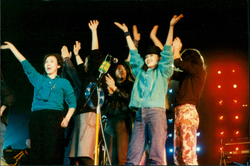 1990 THEY BAND BEL XINHUA RECEIVED EVALUATION APPEARED STAGE APPLAU MUSIC - Vintage Photograph
