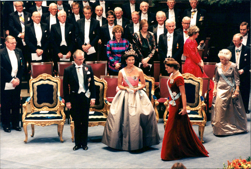 1995 SWEDEN GETS FULLY QUEEN PRINCESS CONCERT NOBEL - Vintage Photograph