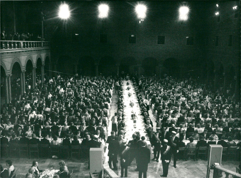 Nobel prize 1984, view over the concert hall of Stockholm the prize ceremony cop. - Vintage Photograph