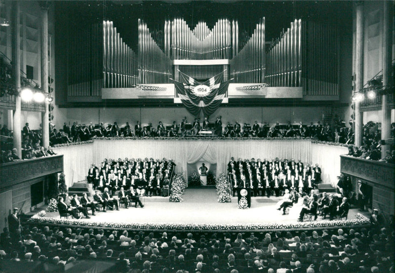 Nobel prize 1984, view over the concert hall of Stockholm the prize ceremony cop. - Vintage Photograph