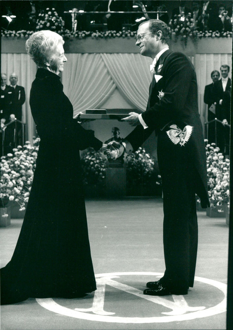 The Nobel Prize 1986, Rita Levi-Montalcini receives the Nobel Prize in medicine from King Carl Gustaf's hand - Vintage Photograph