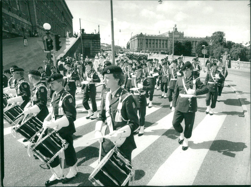 AND WEKTPARAD SHAVING SHOULD MUSIC PLATOON VARN - Vintage Photograph