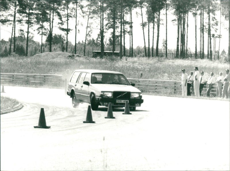 1987 BUT TRACKS LEARN TRAFILE SCHOOL STUDENTS VOLVO PARK SHOULD - Vintage Photograph