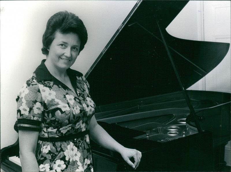 UNITED MUSIC SERIES - Vintage Photograph