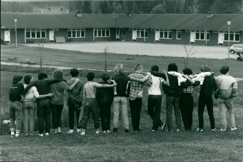 1983 LUNDM BUT SURVIVE SHOLA FUTURE CONTINUE YOUNG ONLY OUT - Vintage Photograph