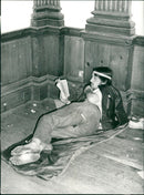 1969 LEADING BEGARA LONDONRED THEIR ARME BEAUTIF JOHN DUKE ENGLAND TOGETHER - Vintage Photograph