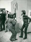 MUSEE DEBATE PALME RHAA POPAFTO COMPANY DUKE ENGLAND FESTIVAL TOGETHER - Vintage Photograph