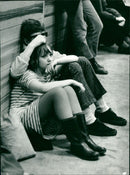 1969 PICA DESK YOUNG THESE BAD VARNP SIT GOT COMPANY DUKE ENGLAND PRESS TOGETHER - Vintage Photograph