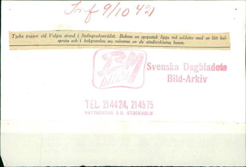 Tyska trupper i Stalingradområdet. Två soldater med lätt kulspruta och i bakgrunden ruinerna av de sönderskjutna husen - Vintage Photograph