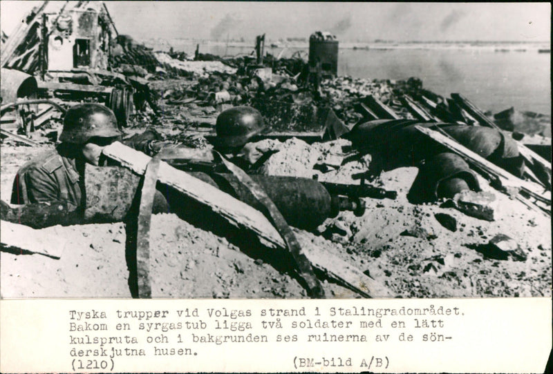 Tyska trupper i Stalingradområdet. Två soldater med lätt kulspruta och i bakgrunden ruinerna av de sönderskjutna husen - Vintage Photograph