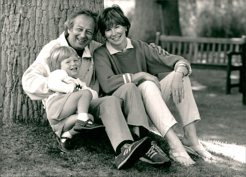 André Previn tillsammans med sin frukt Heather och son Lukas - Vintage Photograph