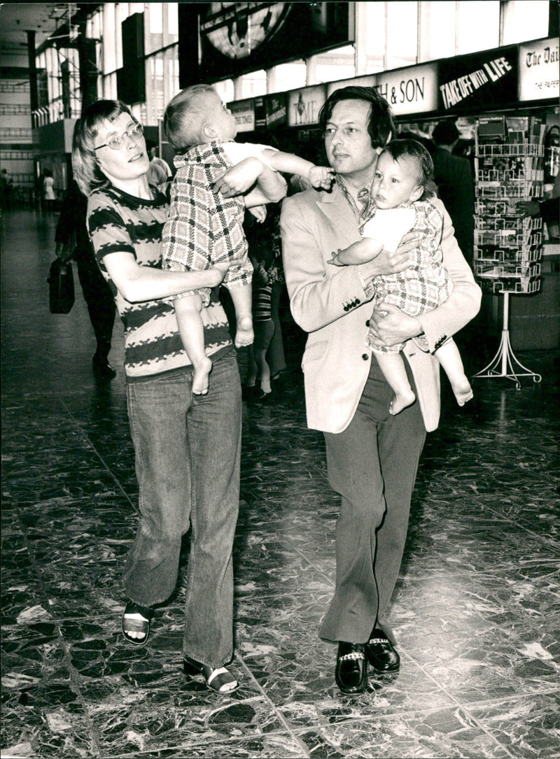 André Previn med maka Mia Farrow och deras söner Matthew och Sascha på London Airport - Vintage Photograph
