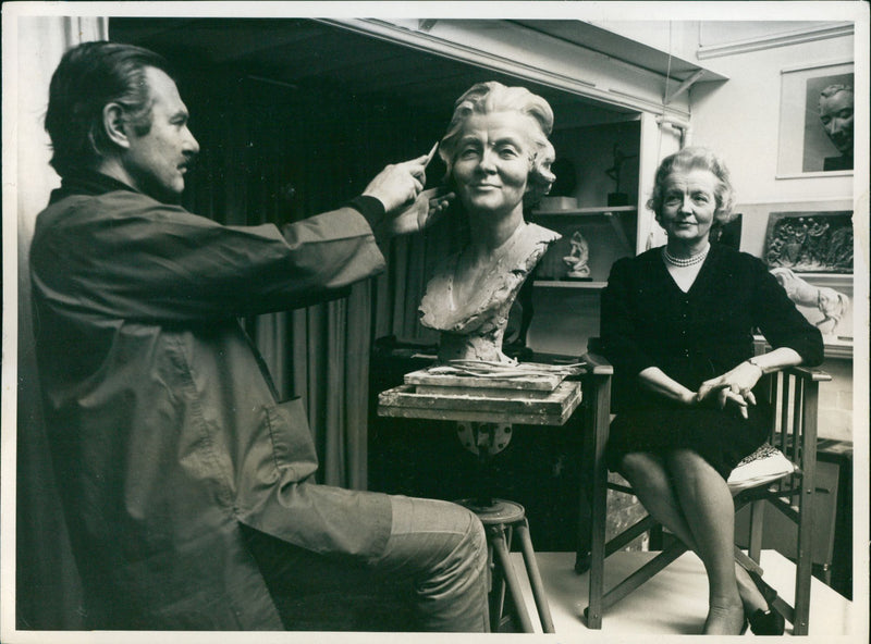 The artist Enzo Plazzotta, and his model, Ruth Lady Fermoy - Vintage Photograph