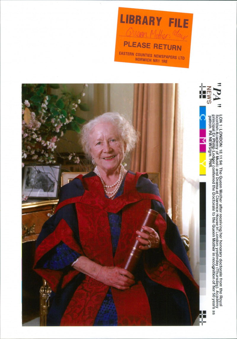 ELIZABETH QUEEN MUSIC ROYAL - Vintage Photograph