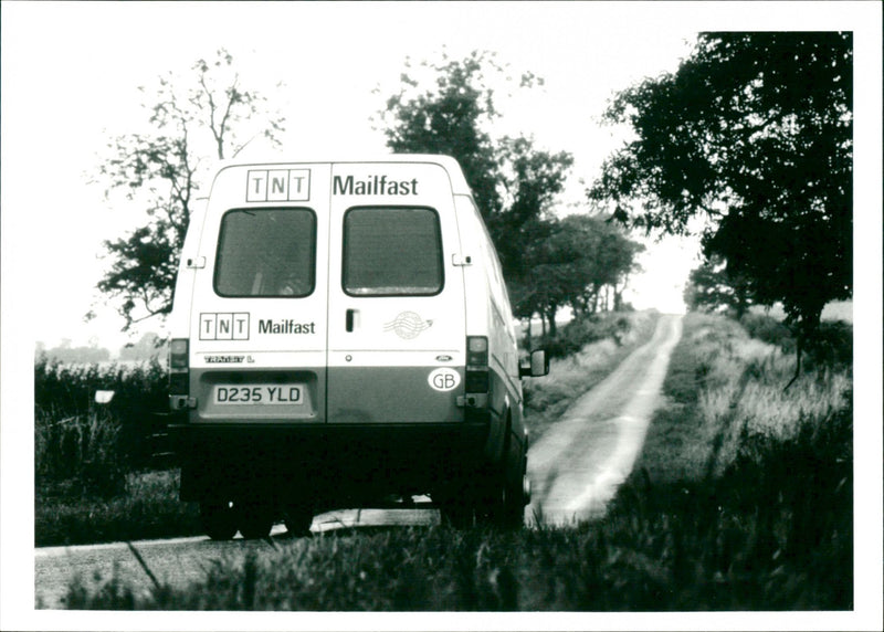TNT Mailfast TNT Mailfast GB D235 YLD
TNT MARFAST
LOL - Vintage Photograph