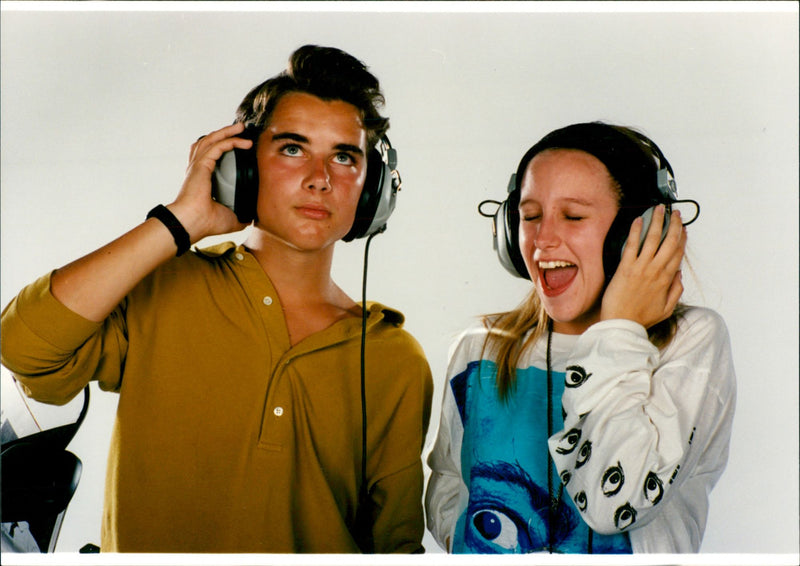 CNNAN DISCLOSED INDICATED IMAGE TEL EACH DRAPRT HEIN BENSINGTON EQUAL MUSIC - Vintage Photograph