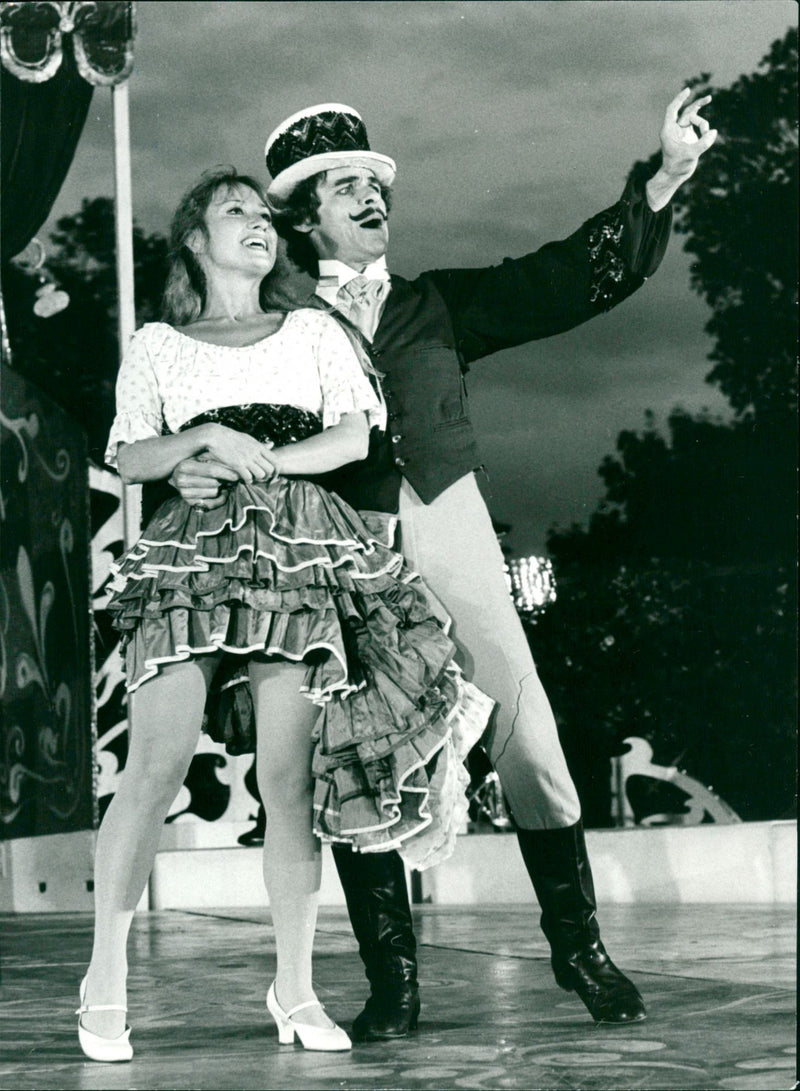 Park theater "Oh mein papa" musical comedy - Vintage Photograph