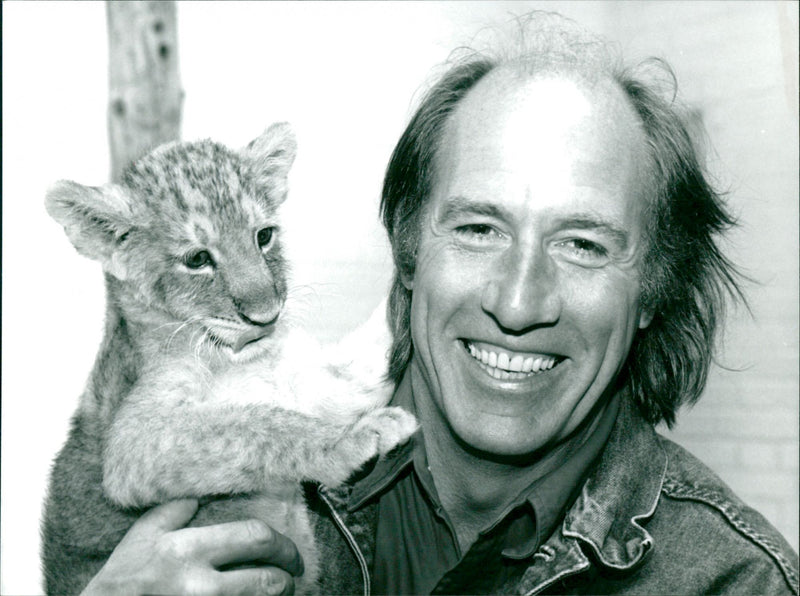 Terry Nutkins with an Asian lion club in "Growing Up Wild" - Vintage Photograph