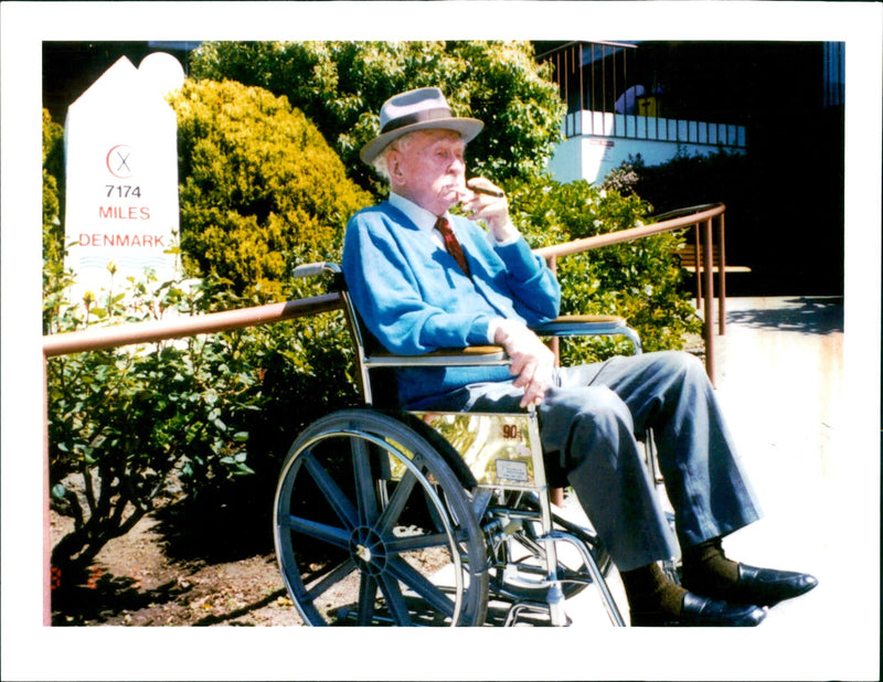 1995 STEGEN OTHER DESK IMAGE EVERY COUNTRY LEAF CAPTIO WRITER PETER - Vintage Photograph