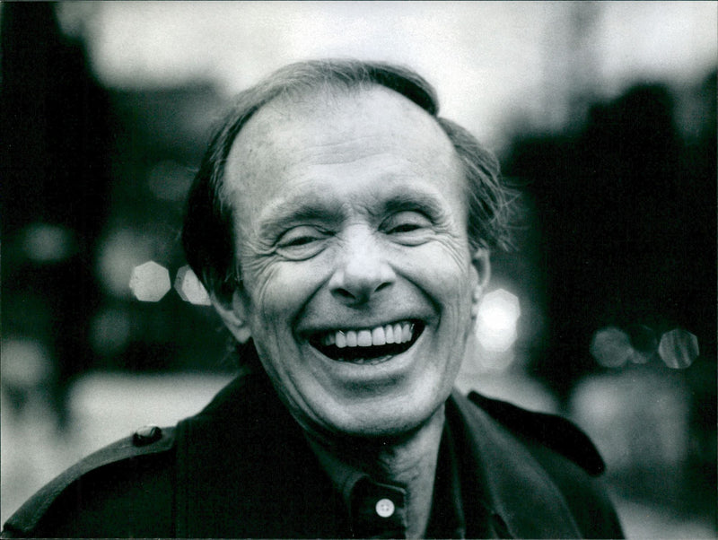 1989 OTHER THINGS STANDS EAR HOT CHOICE UNIVERSAL KEYSTONE AMERICAN WRITER - Vintage Photograph