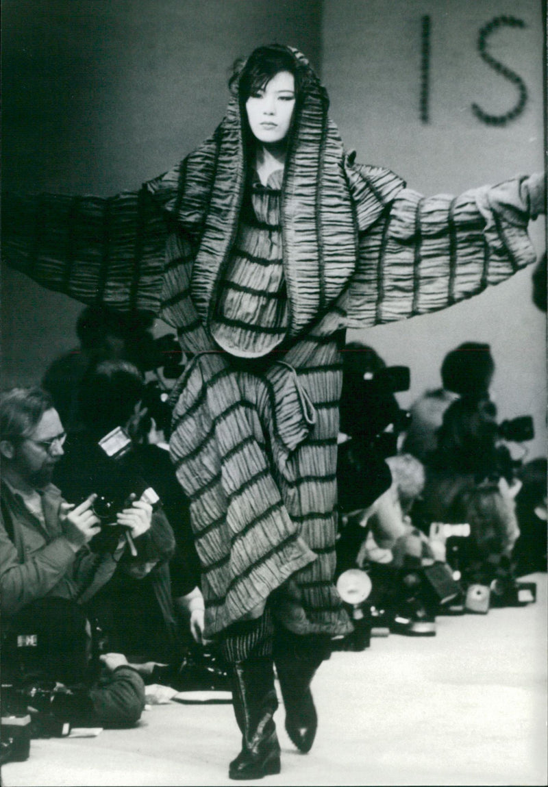 SHINE HAS MIYAKE CONTINUE AND ARE NOW RECENTLY SHOCKED SHOWED FASHION PARIS - Vintage Photograph