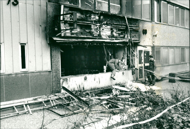 1990 MURDER PROBABLY HAS TAINTS LUNCH CRIMINAL INSIDE YOUNG HARJ NYGREN LENNART - Vintage Photograph