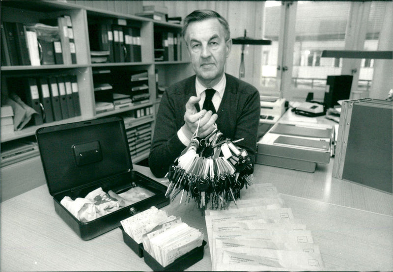 1986 FEW CONTINUE GANGS REGISTER INVESTIGATION AFTER AND QUITE - Vintage Photograph