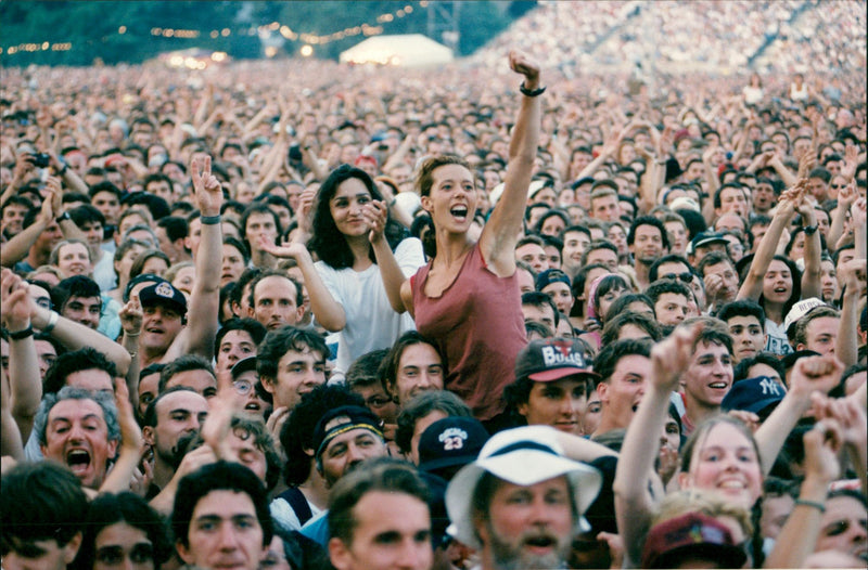 1995 SOURVOLTENT UNE ROCK PEUT POUR MON PARIS CONCERT GRAND PRESS - Vintage Photograph