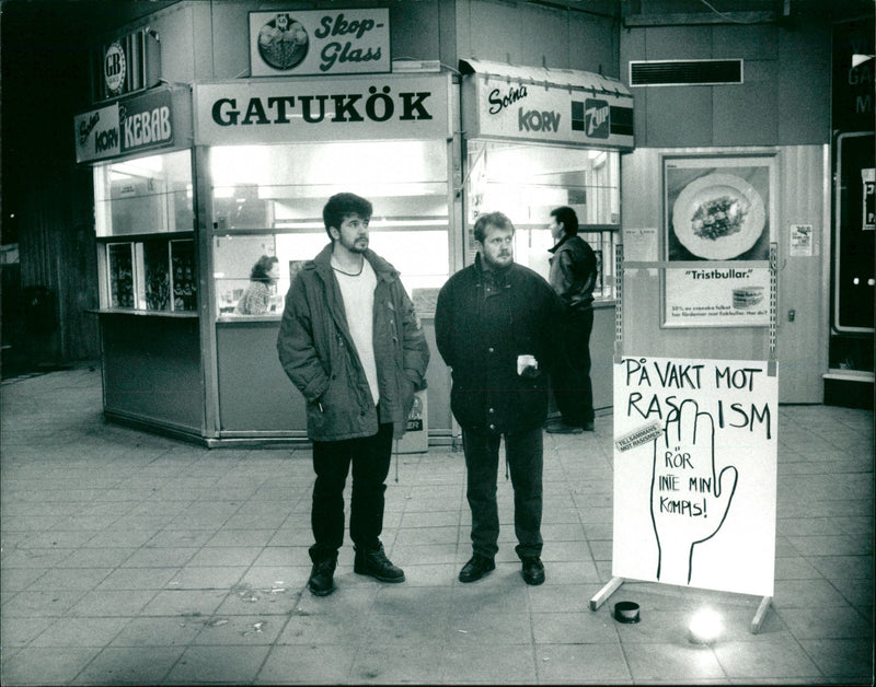 1992 MURDER CUSTOMER ROLL SAUSAGE CHON COOK BERTO SHIN WATC PETER - Vintage Photograph