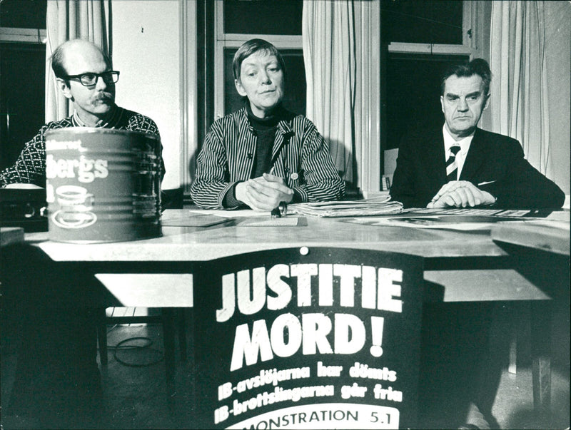 BUT HAS ESPIONAGE CAUSED MURDER POSE FREE DEMONSTRATION JUDGMENT DESL GRETA - Vintage Photograph