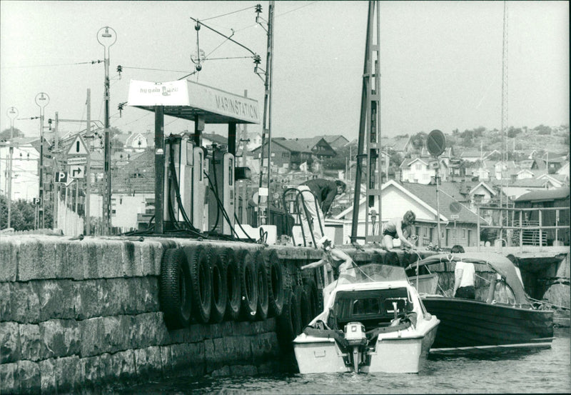 INDEPENDENT BARMHED DAMAGED PHOTO ENGLISH COAST TANKING LYSEKIL - Vintage Photograph