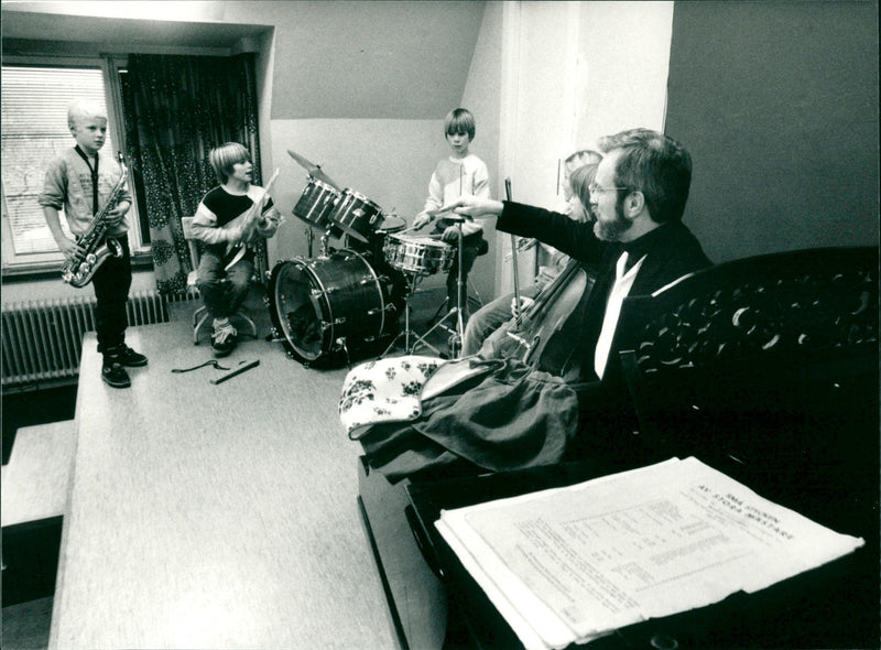 1986 SCHOOL TEACHING MUSIC ENGLISH REAL SWEDEN - Vintage Photograph