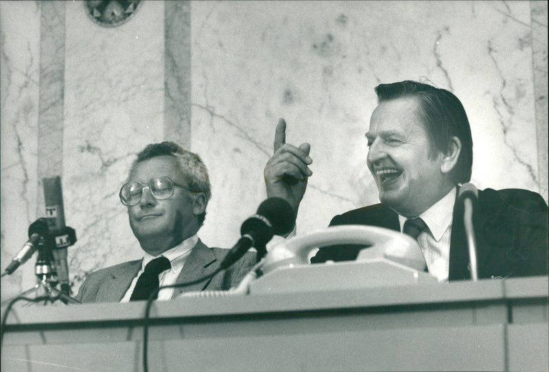 The rose bath meeting between the government and the social partners. Kjell-Olof Feldt and Prime Minister Olof Palme - Vintage Photograph