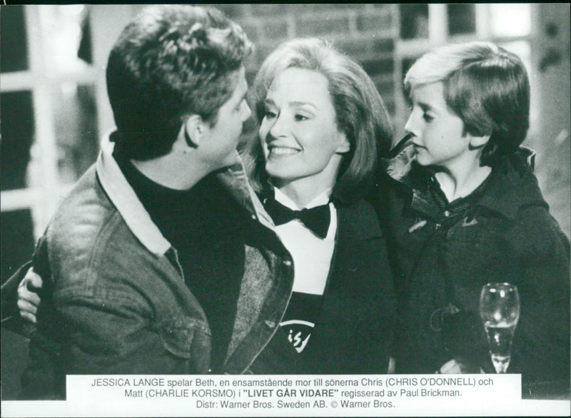 Chris O'Donnell, Jessica Lange and Charlie Korsmo in "Life goes on" - Vintage Photograph